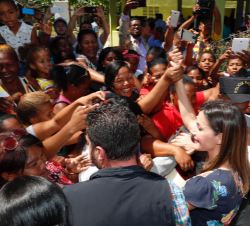 Su Majestad la Reina saluda a las personas que se congregaban a su salida de la cooperativa de bananos orgánicos