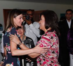 Su Majestad la Reina recibe el saludo de la vicepresidenta de la República Dominicana, Margarita Cedeño, a su llegada al Centro Cultural de Baní