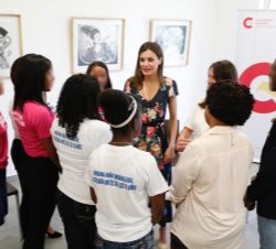 Su Majestad la Reina conversa con adolescentes del Plan Internacional sobre actividad de embarazo adolescente y uniones tempranas 