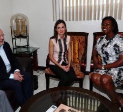 Su Majestad la Reina durante un breve encuentro con la Primera Dama de la República de Haití, Martine Marie Étienne Joseph, a su llegada al aeropuerto