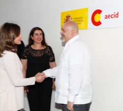Su Majestad la Reina recibe el saludo del coordinador general de la Oficina Técnica de Cooperación de la AECID, a su llegada a la OTC
