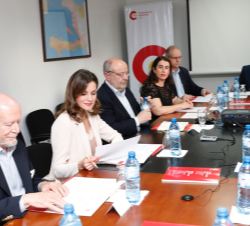 Su Majestad la Reina durante la reunión en la Oficina Técnica de Cooperación de la AECID
