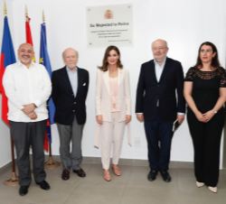 Fotografía de grupo de Su Majestad la Reina ante la una Placa Conmemorativa de su visita a la Oficiana Técnica de Cooperación de la AECID