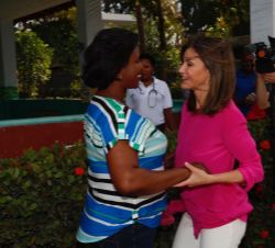 Su Majestad la Reina es recibida por la Primera Dama de la República de Haití a su llegada al Centro Educativo “Sainte Louise de Marillac”
