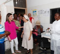 Su Majestad la Reina visita el laboratorio del centro médico