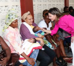Su Majestad la Reina conversa con varias mujeres beneficiarias del proyecto