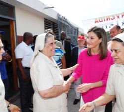 Su Majestad la Reina saluda a varias religiosas de la Congregación de las Hermanas de San Vicente de Paul