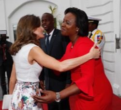 Su Majestad la Reina es recibida por la Primera Dama de la República de Haití a su llegada al Palacio Presidencial