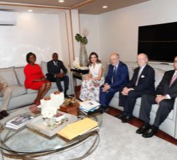 Fotografía de las delegaciones de ambos paises durante el encuentro