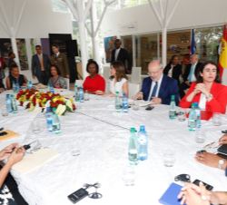Su Majestad la Reina y la Primera Dama de la República de Haití durante la reunión sobre la situación de la mujer en Haití
