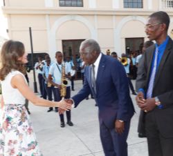 Su Majestad la Reina es recibida por autoridades haitianas a su llegada al Liceo Alexandre Petion
