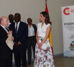 Su Majestad la Reina durante las palabras de bienvenida del director del Liceo Alexandre Petion