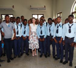 Doña Letizia con un grupo de alumnos estudiantes de español