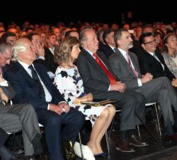 Su Majestad el Rey y Su Majestad el Rey Don Juan Carlos con las autoridades y representantes de COTEC en la primera fila de asientos