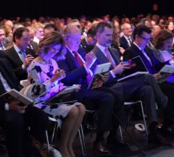 Don Felipe y Don Juan Carlos utilizan la linterna de luces ultravioleta para leer los mensajes escritos con tinta invisible en el informe entregado a 