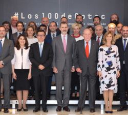 Su Majestad el Rey y Su Majestad el Rey Don Juan Carlos con las autoridades y los “Cien de COTEC”