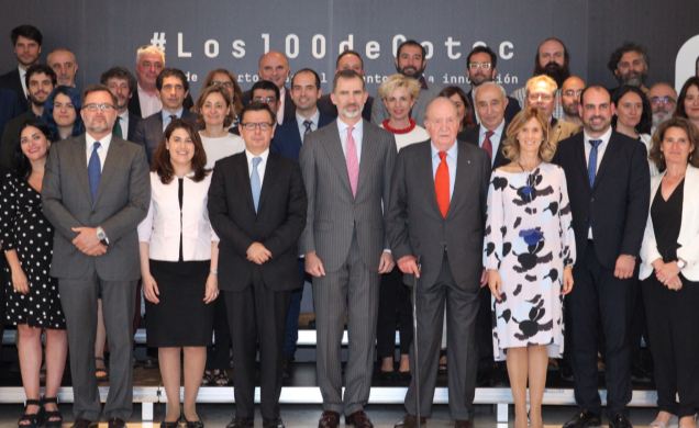 Su Majestad el Rey y Su Majestad el Rey Don Juan Carlos con las autoridades y los “Cien de COTEC”