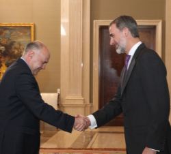 Don Felipe recibe el saludo del entrenador del Real Madrid C.F., Pablo Laso