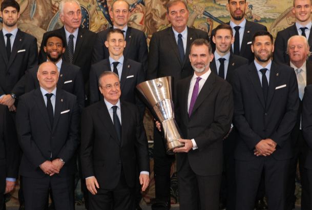 Don Felipe recibe de manos del presidente del Real Madrid C.F., Florentino Pérez el trofeo del vencedor de la Euroliga 2018