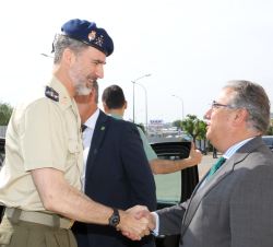A su llegada, Su Majestad el Rey recibe el saludo del ministro del Interior, Juan Ignacio Zoido