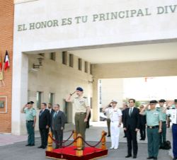 Su Majestad el Rey durante los Honores de Ordenanza