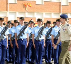 Su Majestad el Rey durante la revista a los alumnos de la Gendarmería Nacional Francesa