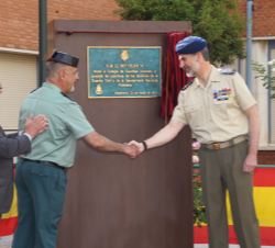 Don Felipe tras el descubrimiento de una placa conmemorativa de la visita