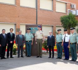 Su Majestad el Rey tras el descubrimiento de una placa conmemorativa de la visita junto a las autoridades asistentes