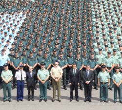 Su Majestad con Cuadros de Mando y alumnos en el Patio de Armas