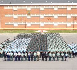 Su Majestad con Cuadros de Mando y alumnos en el Patio de Armas
