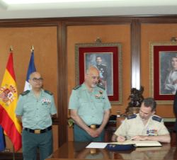 Su Majestad el Rey durante la firma en el Libro de Honor del Colegio