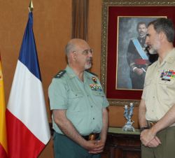 Su Majestad el Rey conversa con el director del Colegio de Guardias Jóvenes “Duque de Ahumada”, Rafael Morales Morales