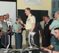 Don Felipe conversa con los profesores