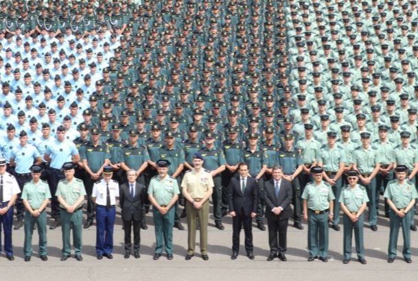 Su Majestad con Cuadros de Mando y alumnos en el Patio de Armas