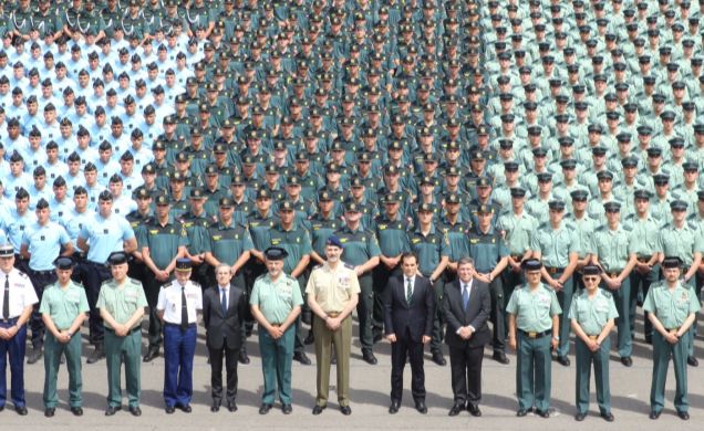 Su Majestad con Cuadros de Mando y alumnos en el Patio de Armas