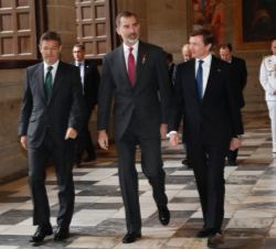 Su Majestad el Rey a su entrada acompañado por las autoridades asistentes 