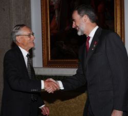 Don Felipe recibe el saludo del premiado, sir John H. Elliott