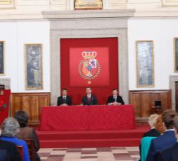 Su Majestad el Rey durante la intervención del secretario del jurado, Álvaro Mariátegui