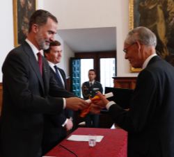 Su Majestad el Rey entrega el Premio Órdenes Españolas 2018 a Sir John H. Elliott