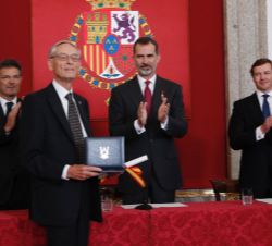 Don Felipe junto a las autoridades y el premiado