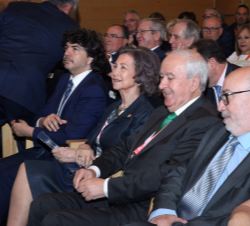 Doña Sofía en la primera fila de asientos del Centro Cultural de la Fundación Bancaja, instantes previos al comienzo del conversatorio