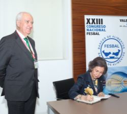 Su Majestad la Reina Doña Sofía firma en el Libro de Honor de la Federación Española de Bancos de Alimentos