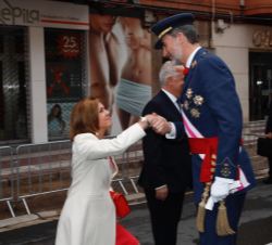 Su Majestad el Rey recibe el saludo de la ministra de Defensa, María Dolores de Cospedal, a su llegada al acto