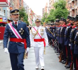 Su Majestad el Rey pasa revista a las tropas