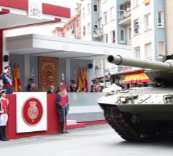 Sus Majestades los Reyes al paso de la unidad acorazada Leopardo del Ejército de Tierra