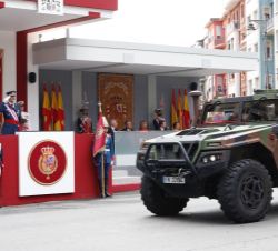 Sus Majestades los Reyes al paso de un vehículo de Alta Movilidad Táctica de la Armada