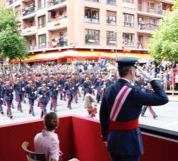Sus Majestades los Reyes al paso de la Compañía "Monteros de Espinosa" de la Guardia Real