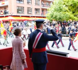 Sus Majestades los Reyes al paso de la Bandera y los Estandartes Nacionales