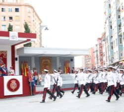 Sus Majestades los Reyes al paso de un Batallón mixto de la Armada