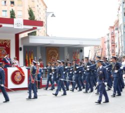 Sus Majestades los Reyes al paso de una Escuadrilla de alumnos de la Academia General del Aire
